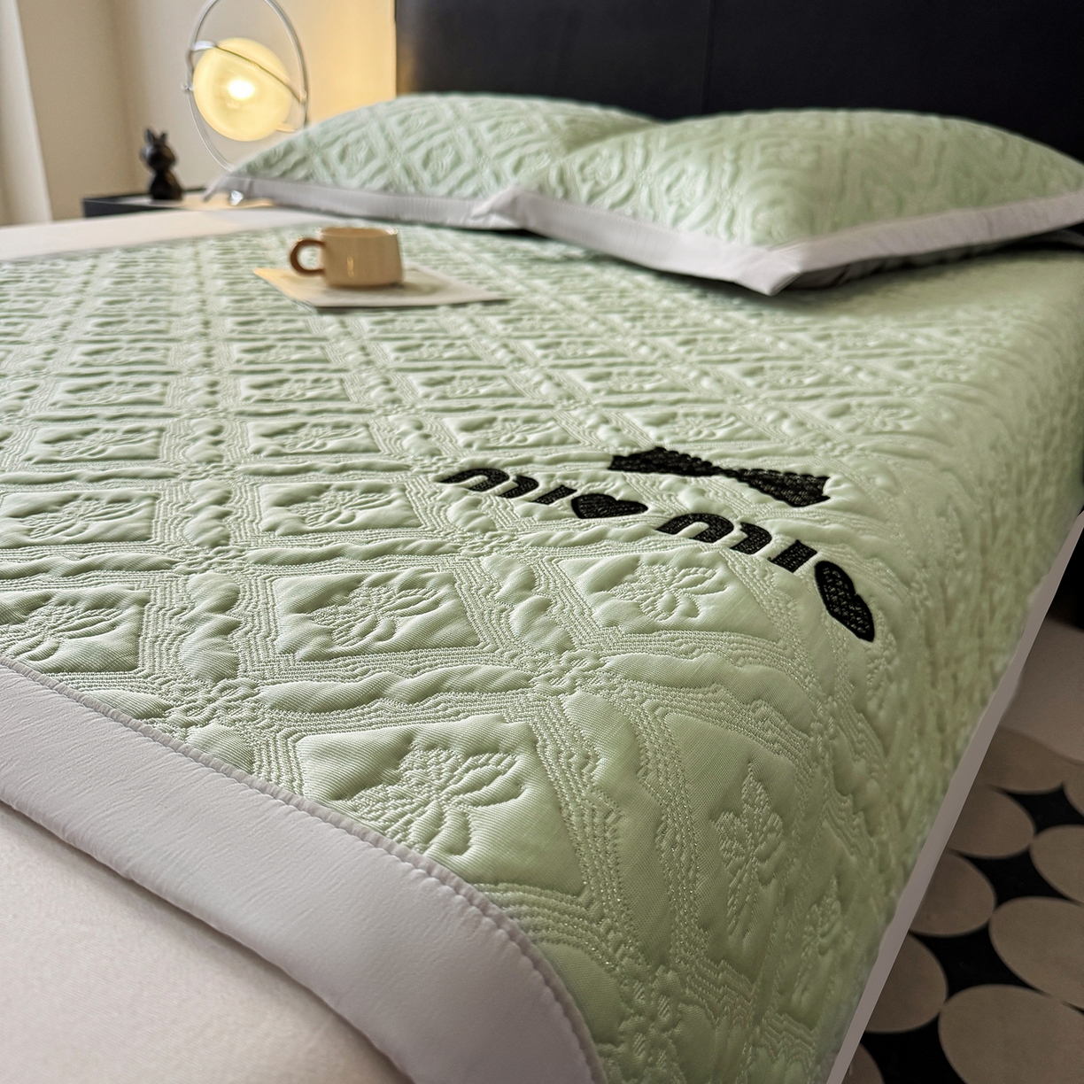 91家纺网 家纺一手货源 找家纺 居易简 2026新款刺绣实拍爆款凉豆豆凉席100%PE乙伦绣花可水洗床席席子-床席款 蝶韵 冰清绿