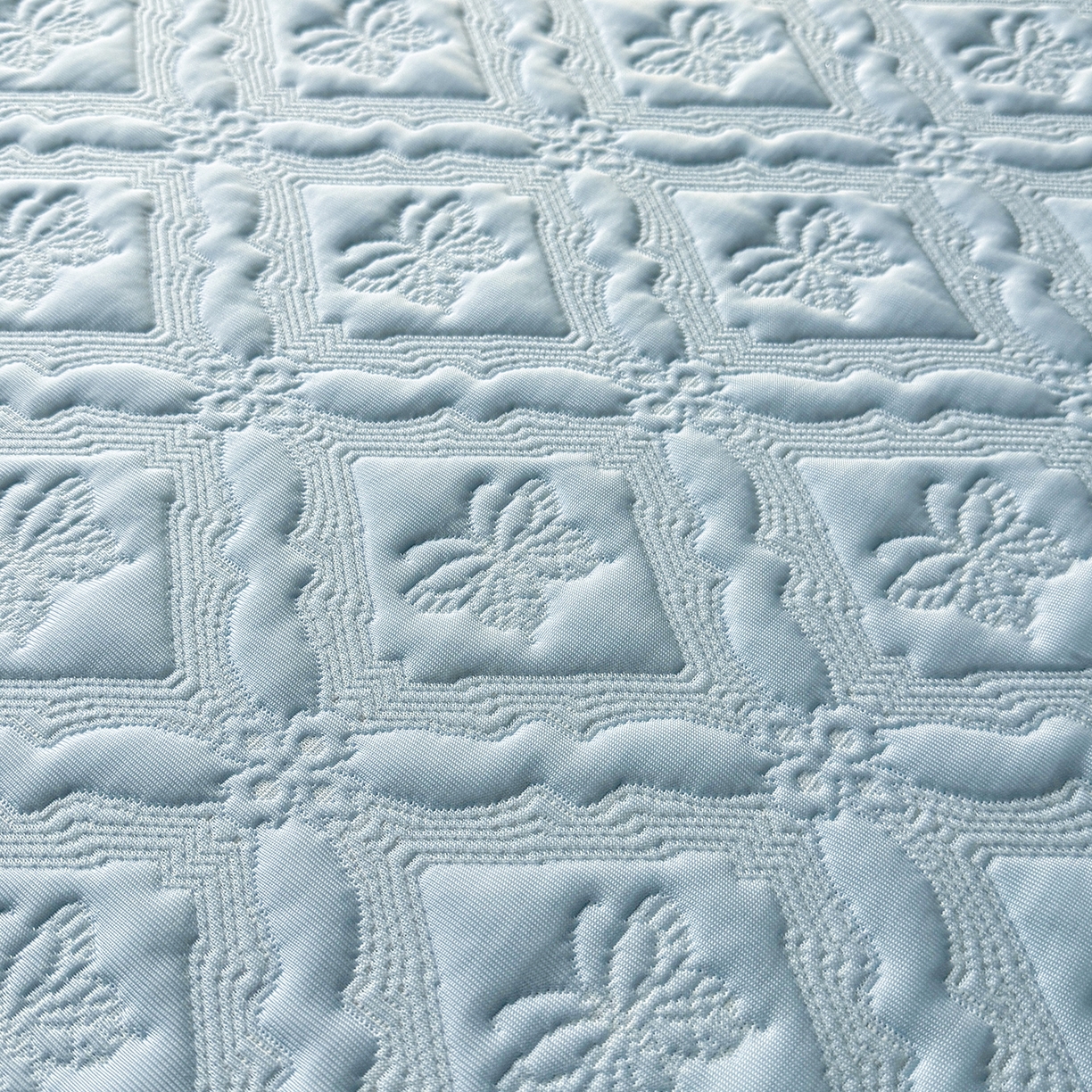 91家纺网 家纺一手货源 找家纺 居易简 2026新款刺绣实拍爆款凉豆豆凉席100%PE乙伦绣花可水洗床席席子-床席款 蝶韵 冰雾蓝