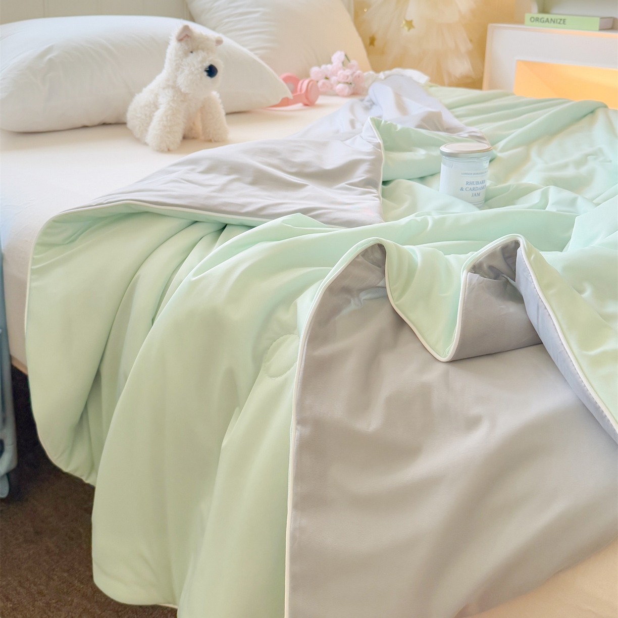 91家纺网 家纺一手货源 找家纺 名兮家居 2026春夏纯色双拼A类凉感丝夏凉被 薄荷绿-浅灰