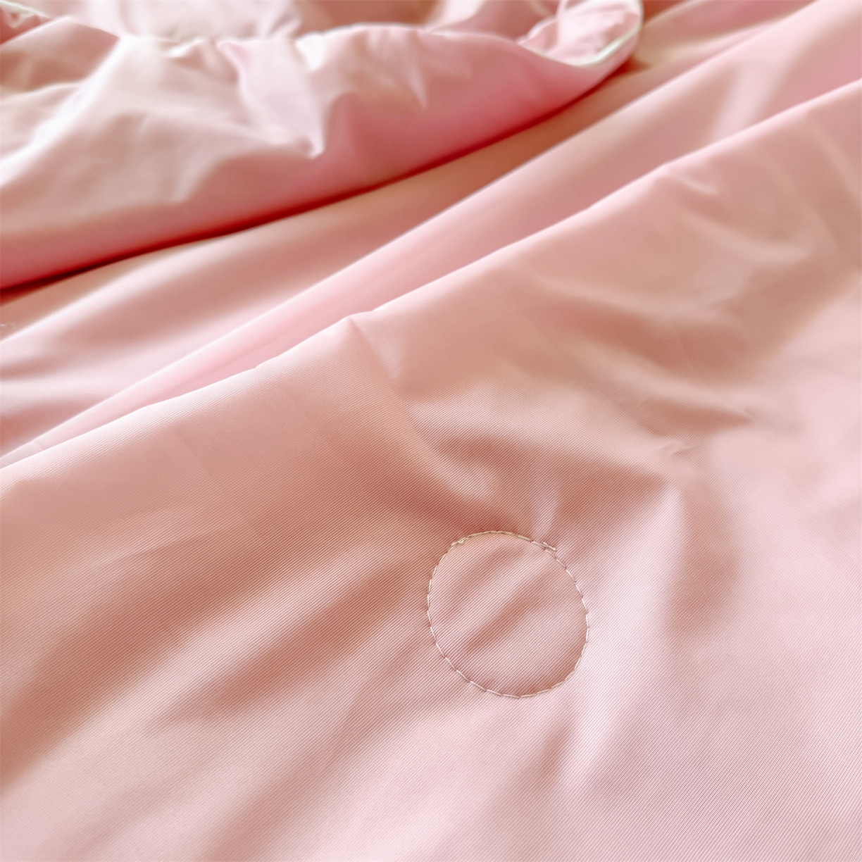 91家纺网 家纺一手货源 找家纺 名兮家居 2026春夏纯色双拼A类凉感丝夏凉被 豆沙