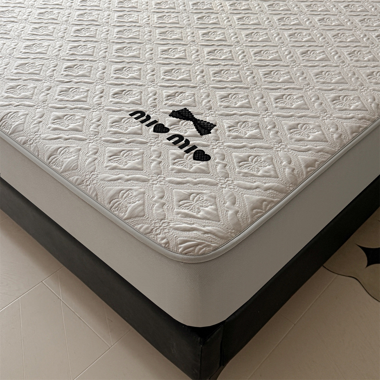 91家纺网 家纺一手货源 找家纺 （总）居易简 2026新款刺绣实拍爆款凉豆豆凉席100%PE乙伦绣花可水洗床席席子-床笠款