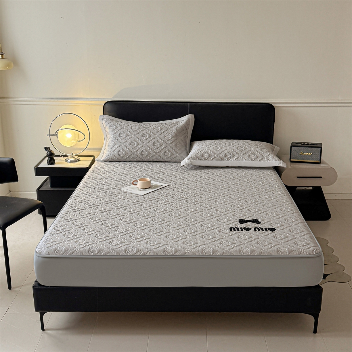 91家纺网 家纺一手货源 找家纺 居易简 2026新款刺绣实拍爆款凉豆豆凉席100%PE乙伦绣花可水洗床席席子-床笠款 蝶韵 冰浅灰-床笠款