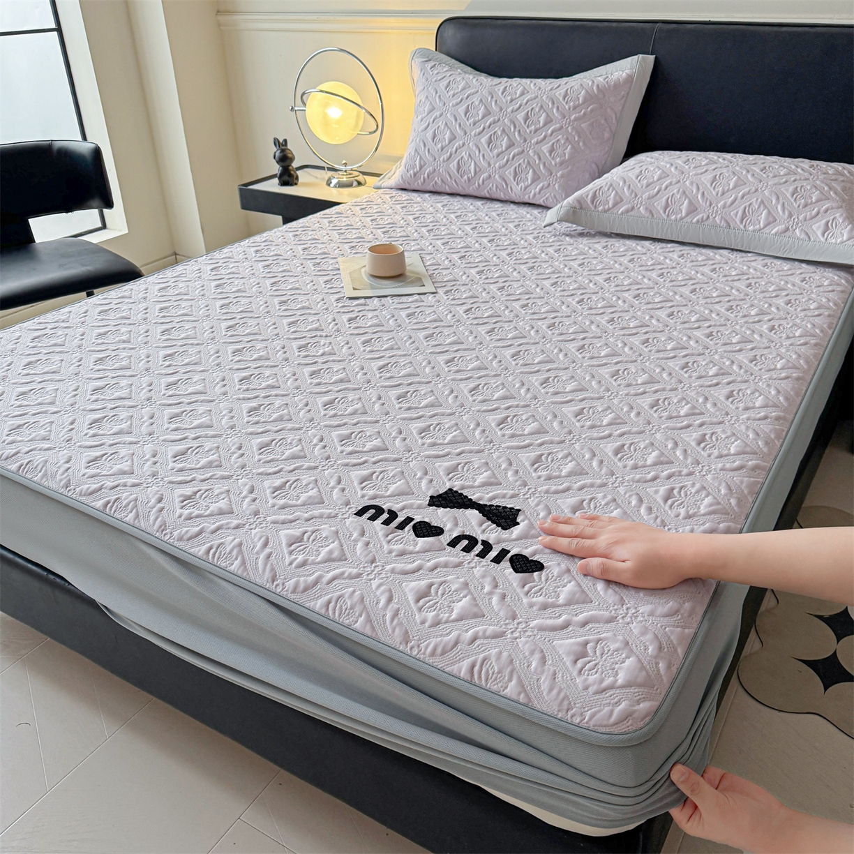 居易简 2026新款刺绣实拍爆款凉豆豆凉席100%PE乙伦绣花可水洗床席席子-床笠款 蝶韵 冰雾紫-床笠款