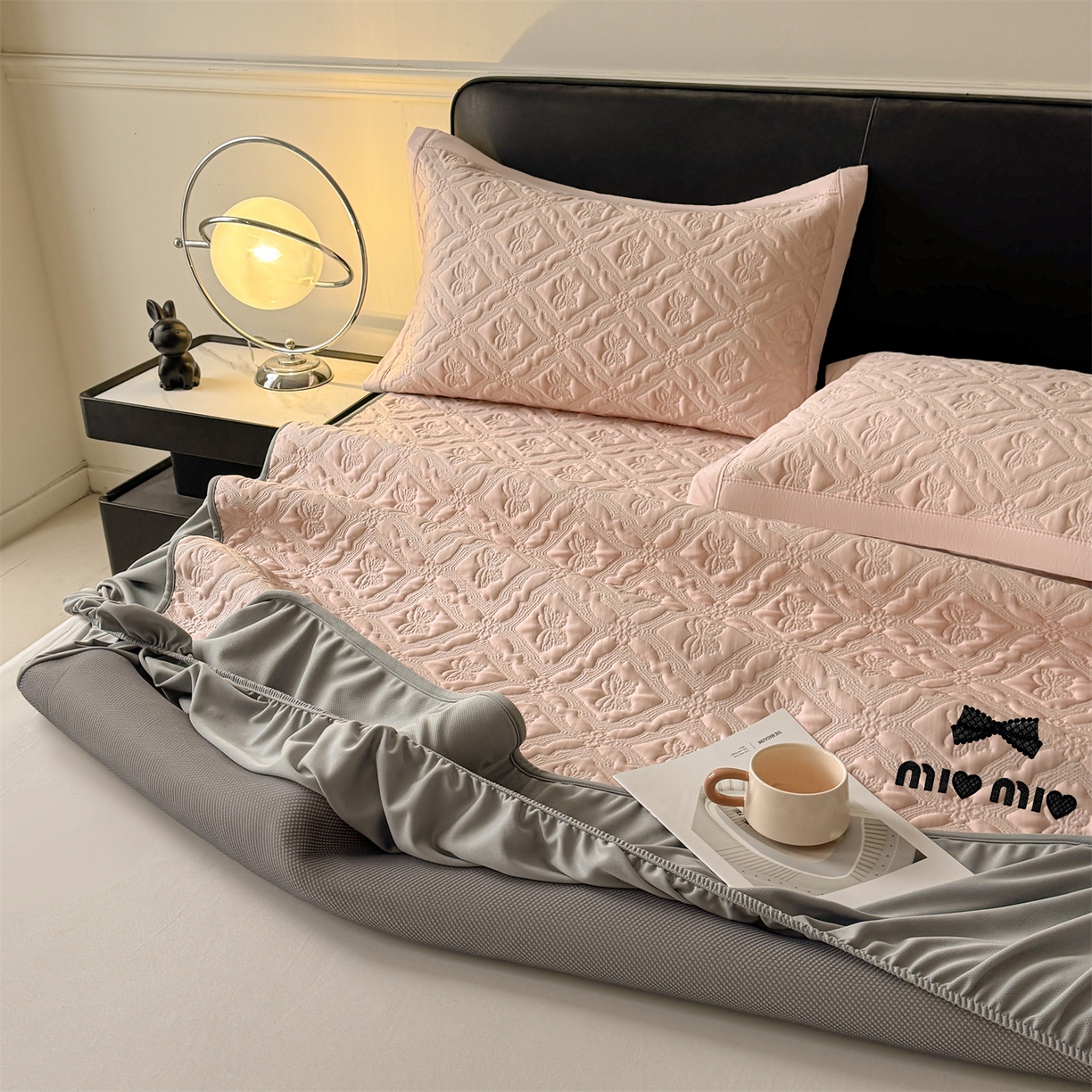 91家纺网 家纺一手货源 找家纺 居易简 2026新款刺绣实拍爆款凉豆豆凉席100%PE乙伦绣花可水洗床席席子-床笠款 蝶韵 冰云粉-床笠款