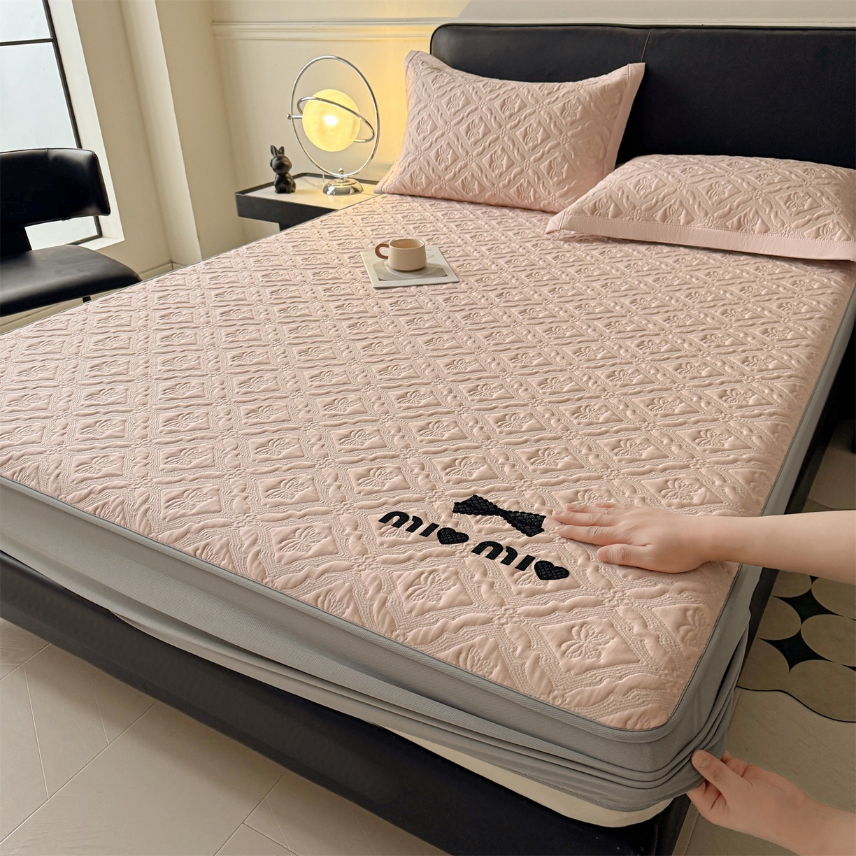 居易简 2026新款刺绣实拍爆款凉豆豆凉席100%PE乙伦绣花可水洗床席席子-床笠款 蝶韵 冰云粉-床笠款