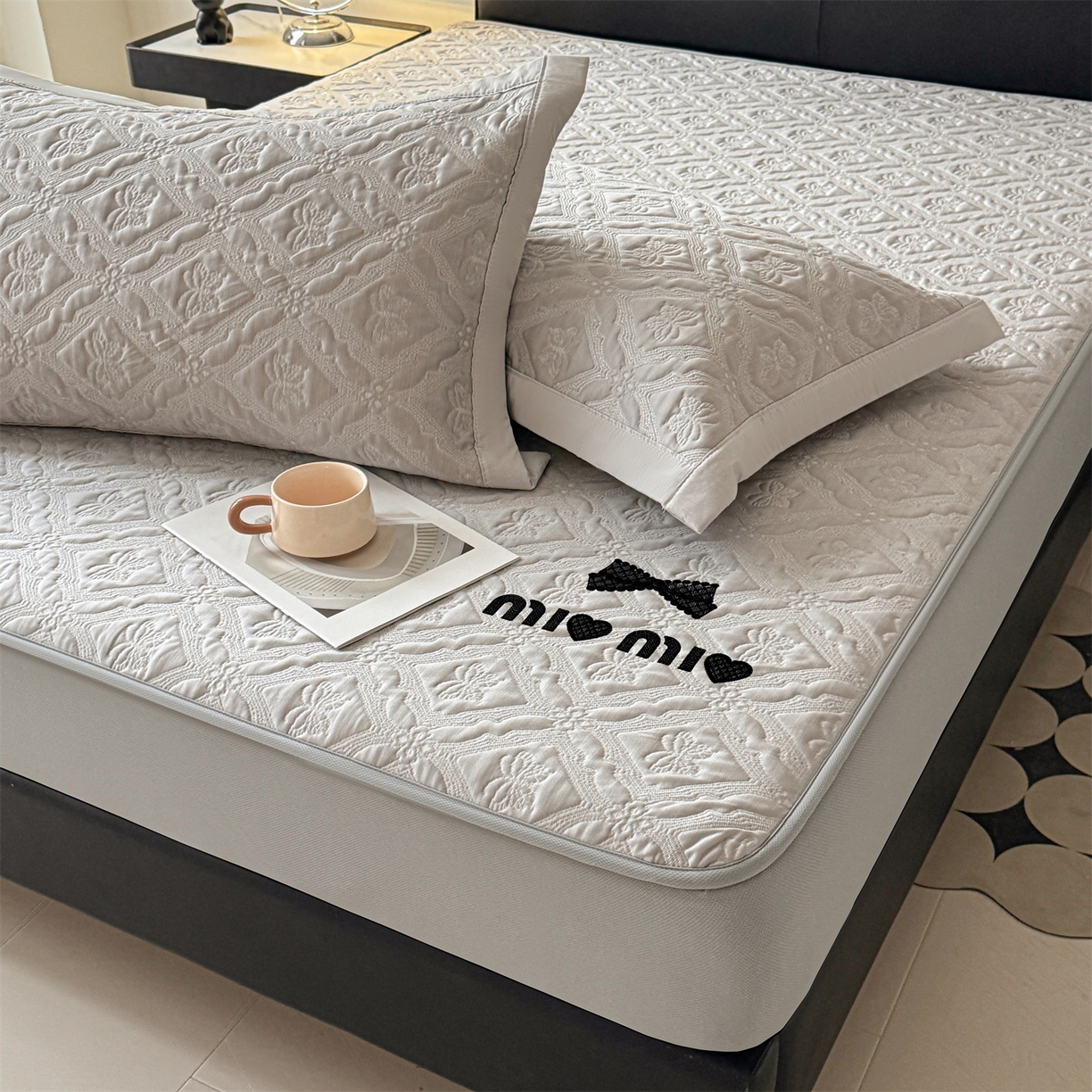 91家纺网 家纺一手货源 找家纺 居易简 2026新款刺绣实拍爆款凉豆豆凉席100%PE乙伦绣花可水洗床席席子-床笠款 蝶韵 冰浅灰-床笠款