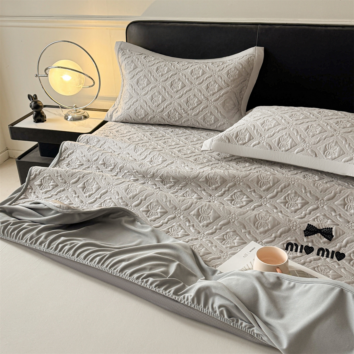 91家纺网 家纺一手货源 找家纺 居易简 2026新款刺绣实拍爆款凉豆豆凉席100%PE乙伦绣花可水洗床席席子-床笠款 蝶韵 冰浅灰-床笠款