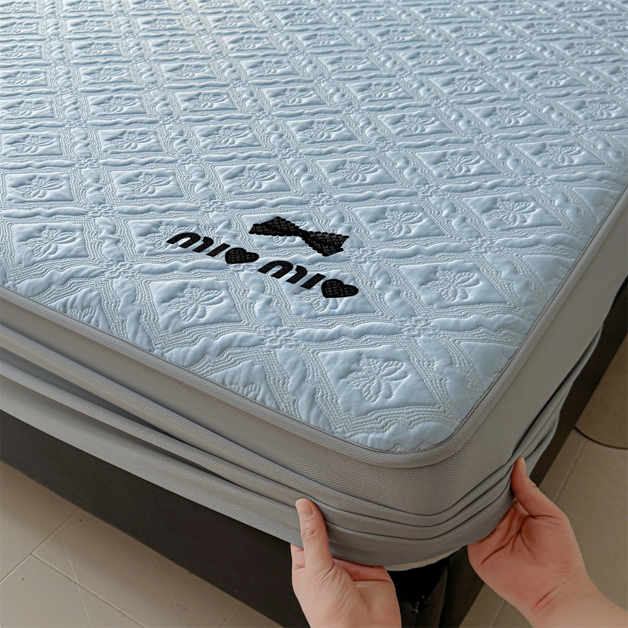 91家纺网 家纺一手货源 找家纺 居易简 2026新款刺绣实拍爆款凉豆豆凉席100%PE乙伦绣花可水洗床席席子-床笠款 蝶韵 冰雾蓝-床笠款