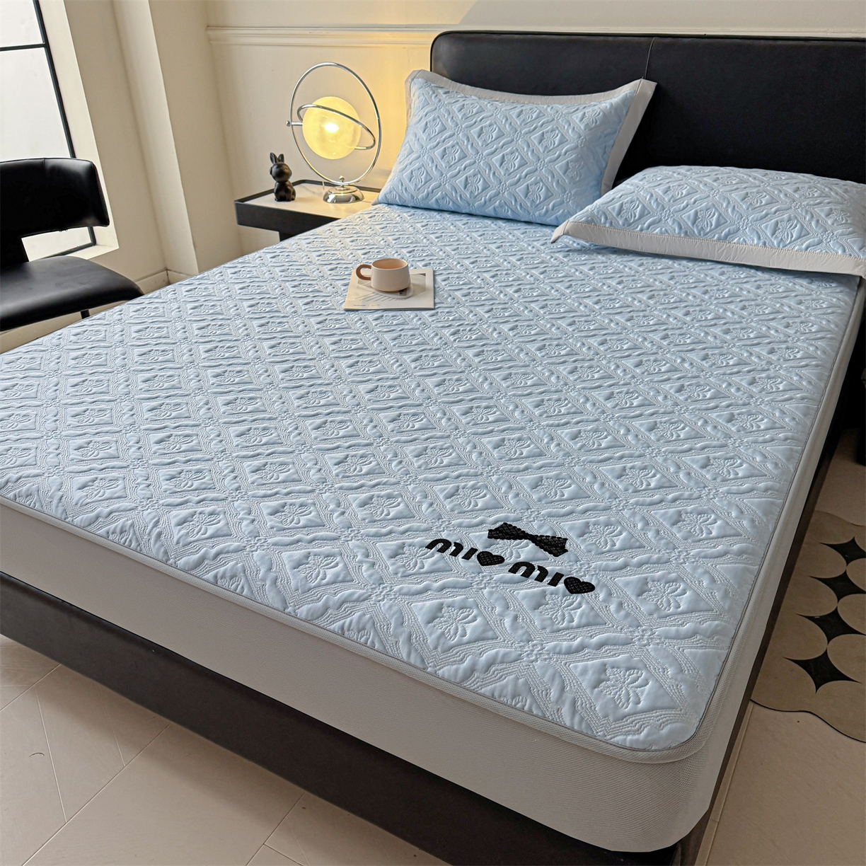 91家纺网 家纺一手货源 找家纺 居易简 2026新款刺绣实拍爆款凉豆豆凉席100%PE乙伦绣花可水洗床席席子-床笠款 蝶韵 冰雾蓝-床笠款