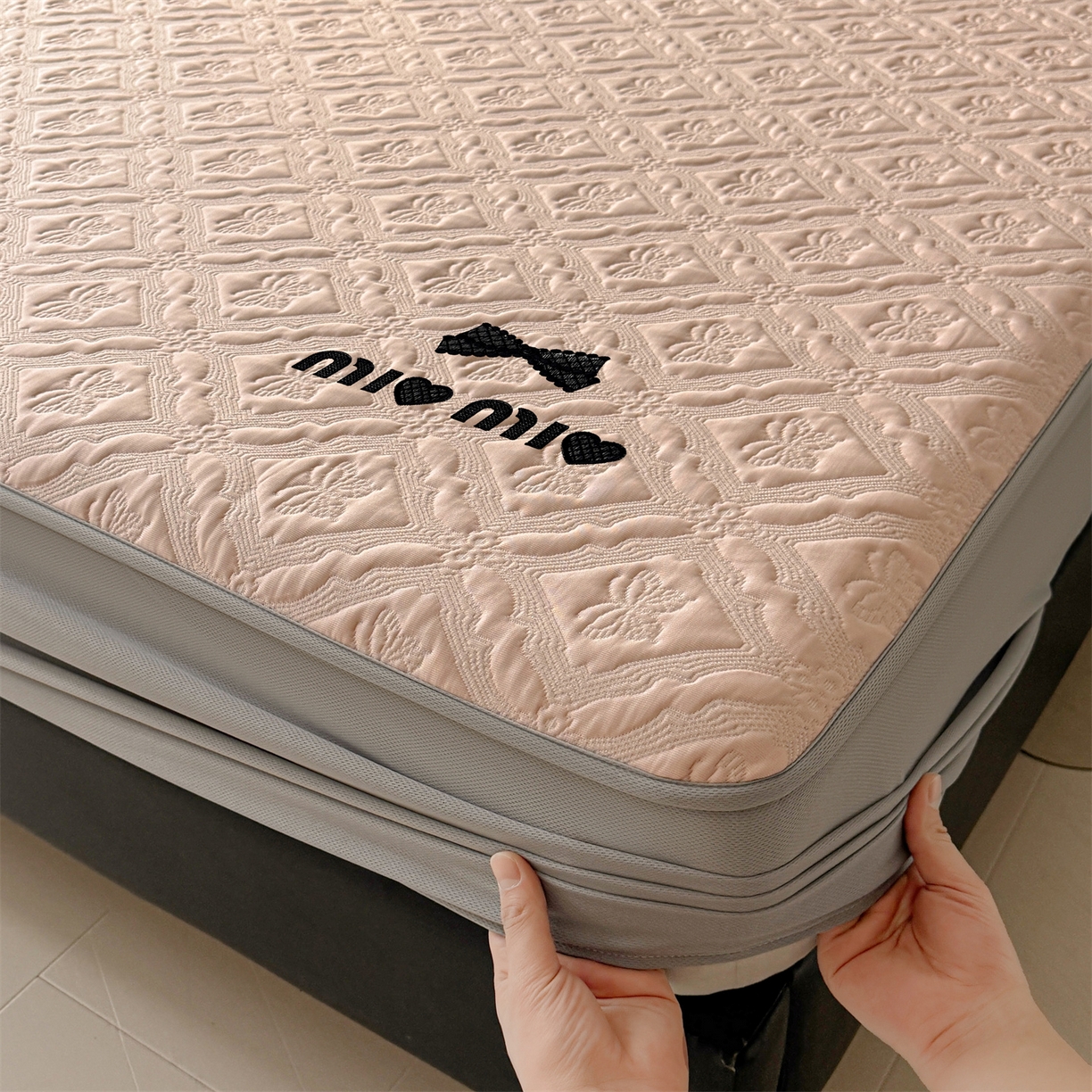 91家纺网 家纺一手货源 找家纺 居易简 2026新款刺绣实拍爆款凉豆豆凉席100%PE乙伦绣花可水洗床席席子-床笠款 蝶韵 冰云粉-床笠款