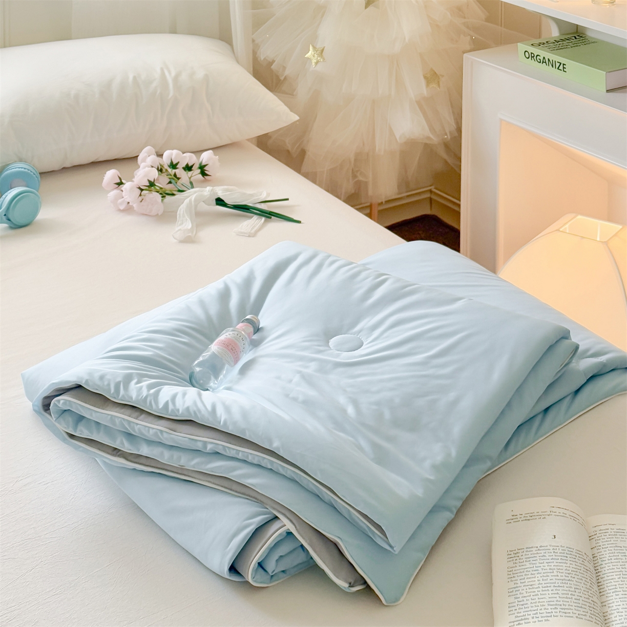 91家纺网 家纺一手货源 找家纺 名兮家居 2026春夏纯色双拼A类凉感丝夏凉被 天空蓝-浅灰