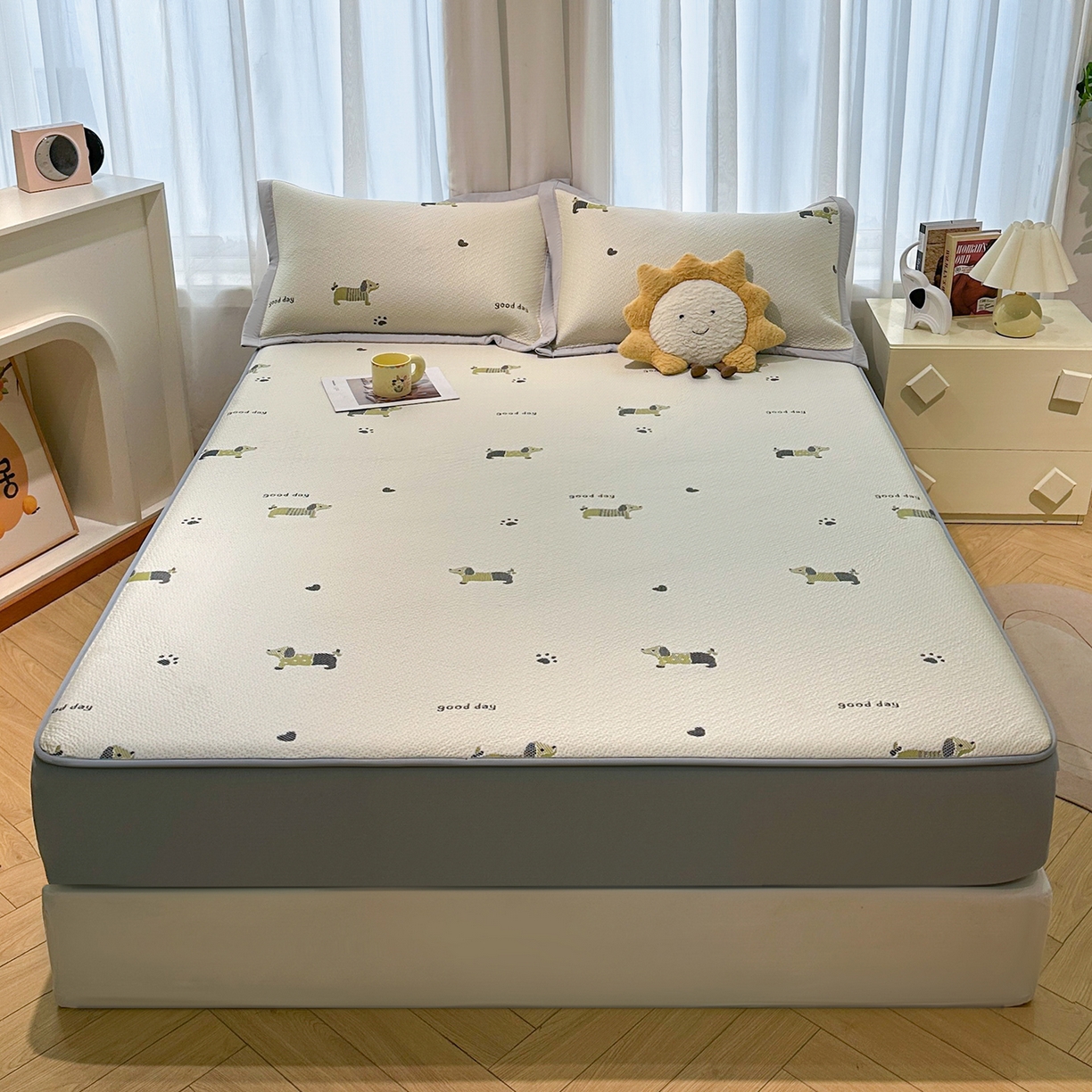 91家纺网 家纺一手货源 找家纺 玉相逢 2026新款卡通实拍小红书爆款凉豆豆凉席100%PE 乙纶凉感可水洗床席席子-床笠款 腊肠小狗