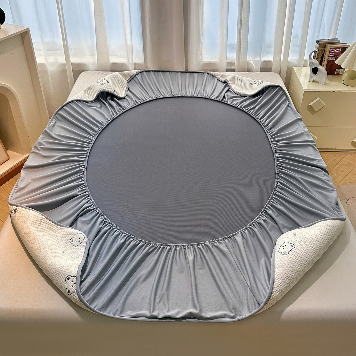 91家纺网 家纺一手货源 找家纺 玉相逢 2026新款卡通实拍小红书爆款凉豆豆凉席100%PE 乙纶凉感可水洗床席席子-床笠款 蓝蓝小熊