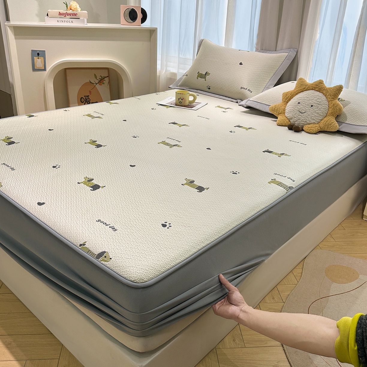 91家纺网 家纺一手货源 找家纺 玉相逢 2026新款卡通实拍小红书爆款凉豆豆凉席100%PE 乙纶凉感可水洗床席席子-床笠款 腊肠小狗