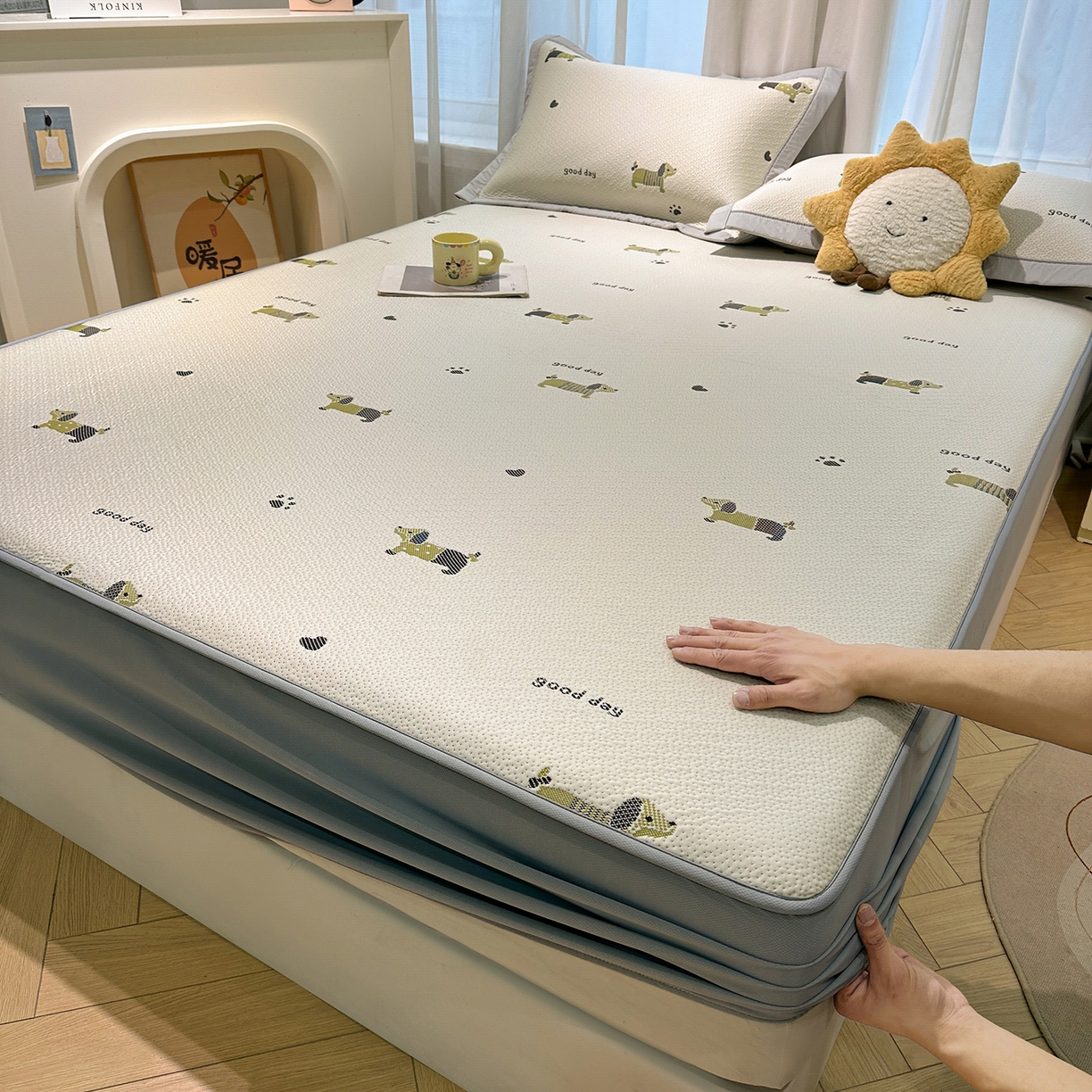 91家纺网 家纺一手货源 找家纺 玉相逢 2026新款卡通实拍小红书爆款凉豆豆凉席100%PE 乙纶凉感可水洗床席席子-床笠款 腊肠小狗