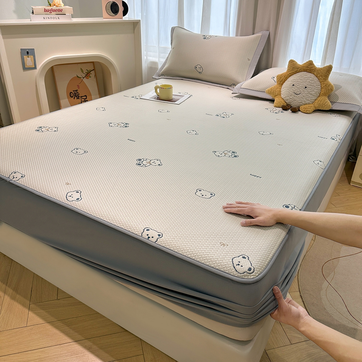 91家纺网 家纺一手货源 找家纺 玉相逢 2026新款卡通实拍小红书爆款凉豆豆凉席100%PE 乙纶凉感可水洗床席席子-床笠款 蓝蓝小熊