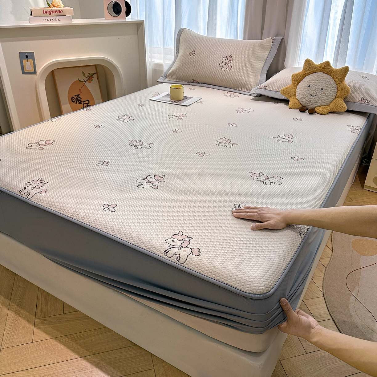 91家纺网 家纺一手货源 找家纺 玉相逢 2026新款卡通实拍小红书爆款凉豆豆凉席100%PE 乙纶凉感可水洗床席席子-床笠款 粉独角兽