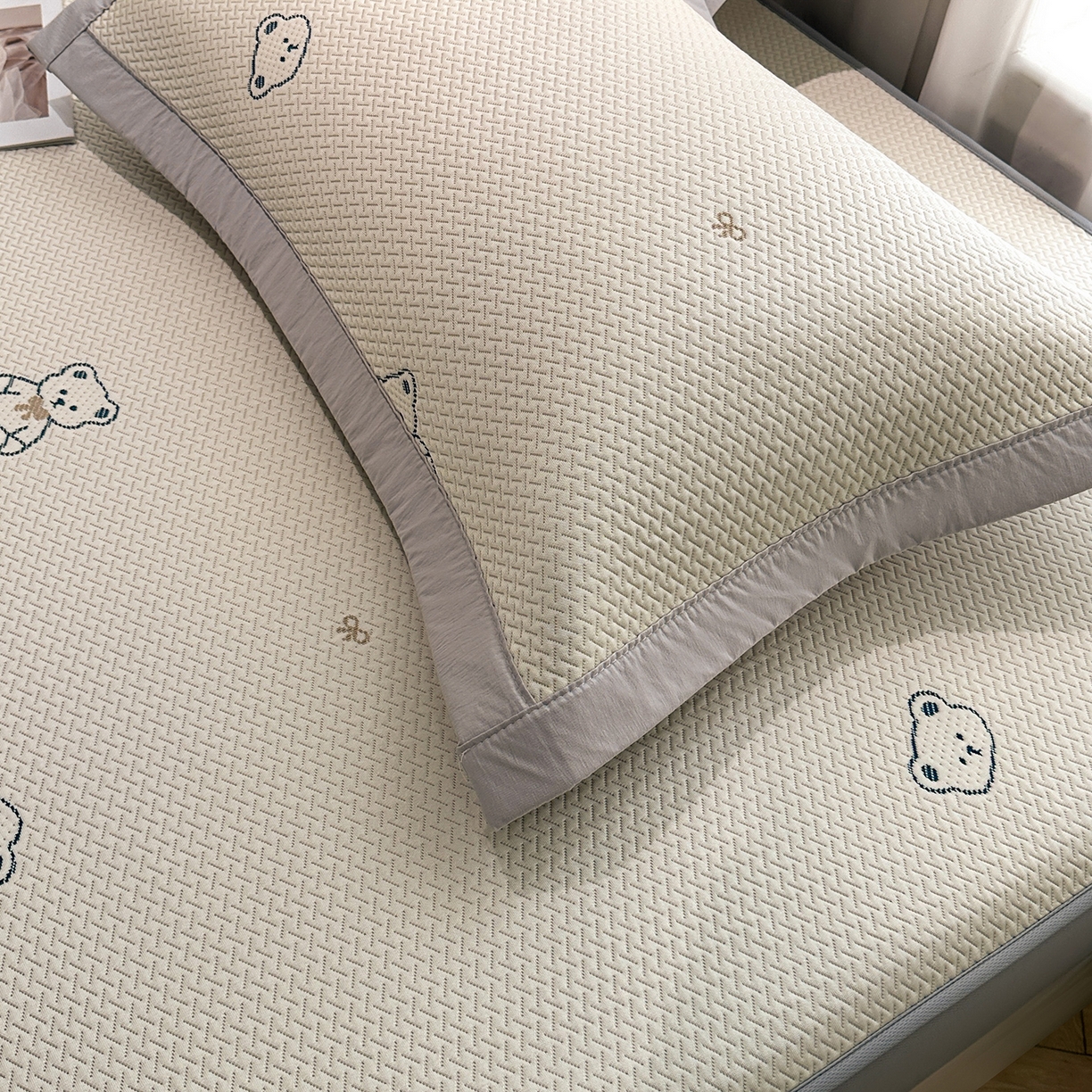 91家纺网 家纺一手货源 找家纺 玉相逢 2026新款卡通实拍小红书爆款凉豆豆凉席100%PE 乙纶凉感可水洗床席席子-床笠款 蓝蓝小熊