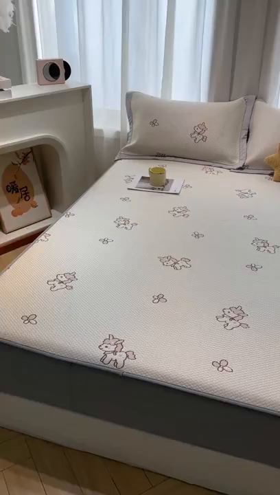 91家纺网 家纺一手货源 找家纺 玉相逢 2026新款卡通实拍小红书爆款凉豆豆凉席100%PE 乙纶凉感可水洗床席席子-床笠款 粉独角兽