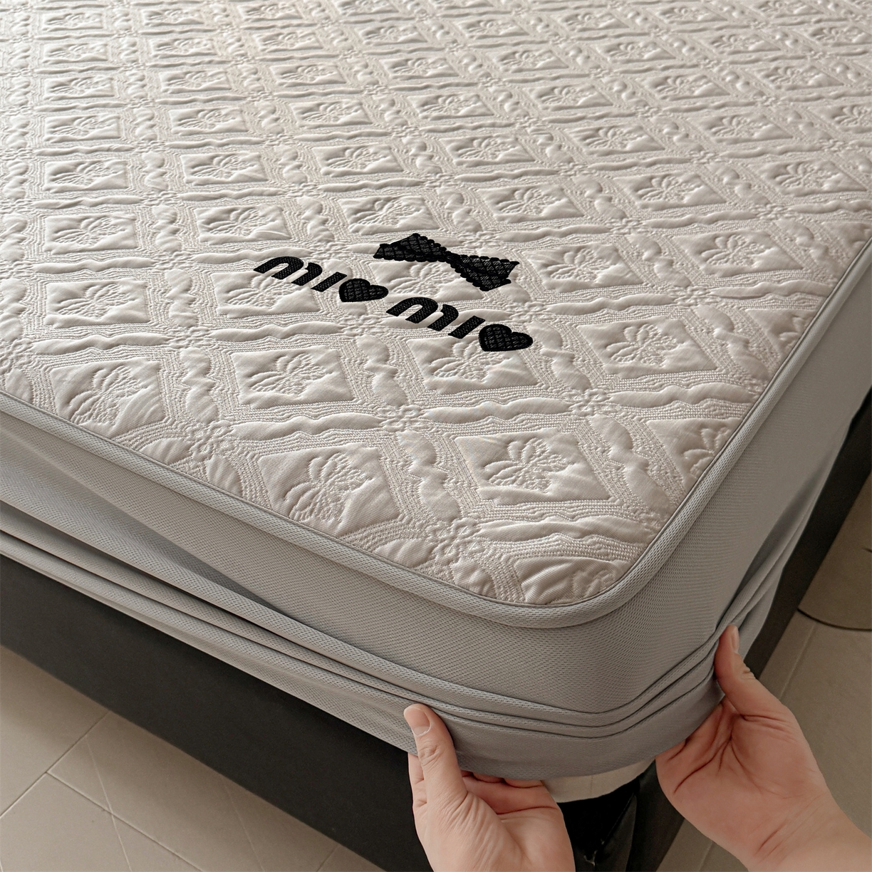 91家纺网 家纺一手货源 找家纺 （总）玉相逢 2026新款刺绣实拍爆款凉豆豆凉席100%PE乙伦绣花可水洗床席席子-床笠款