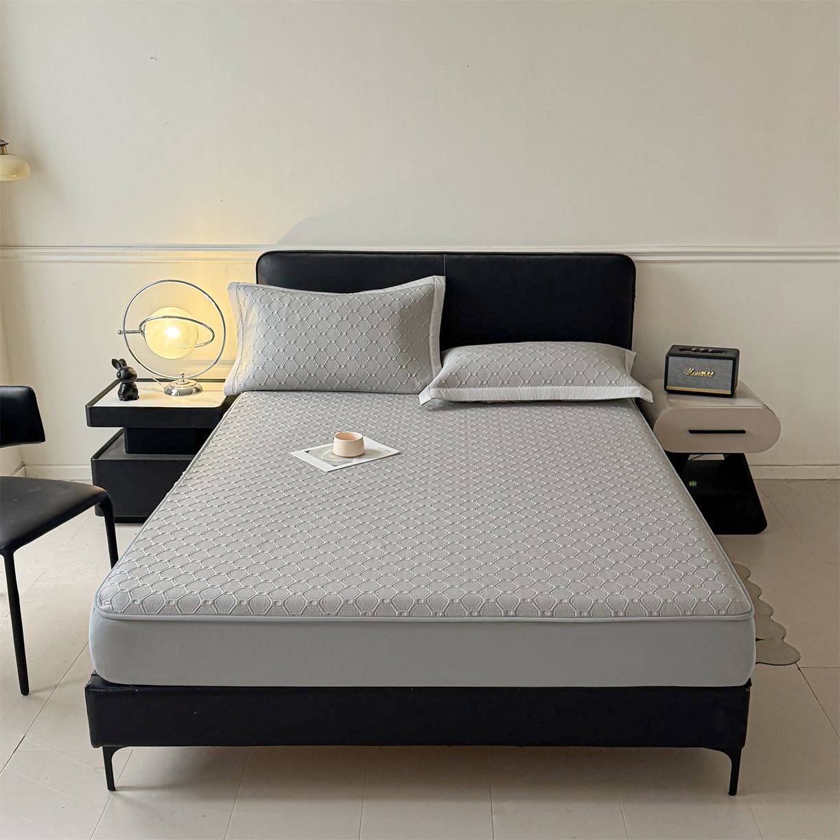 91家纺网 家纺一手货源 找家纺 玉相逢 2026新款刺绣实拍爆款凉豆豆凉席100%PE乙伦绣花可水洗床席席子-床笠款 菱格  冰浅灰-床笠款