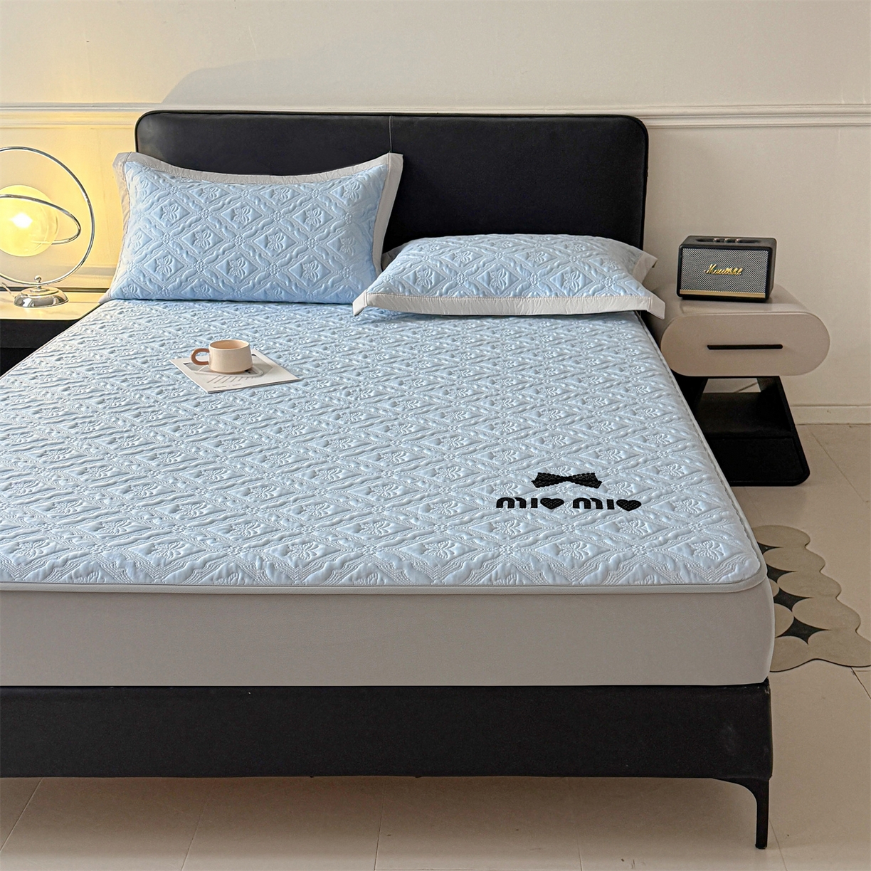 91家纺网 家纺一手货源 找家纺 玉相逢 2026新款刺绣实拍爆款凉豆豆凉席100%PE乙伦绣花可水洗床席席子-床笠款 蝶韵 冰雾蓝-床笠款