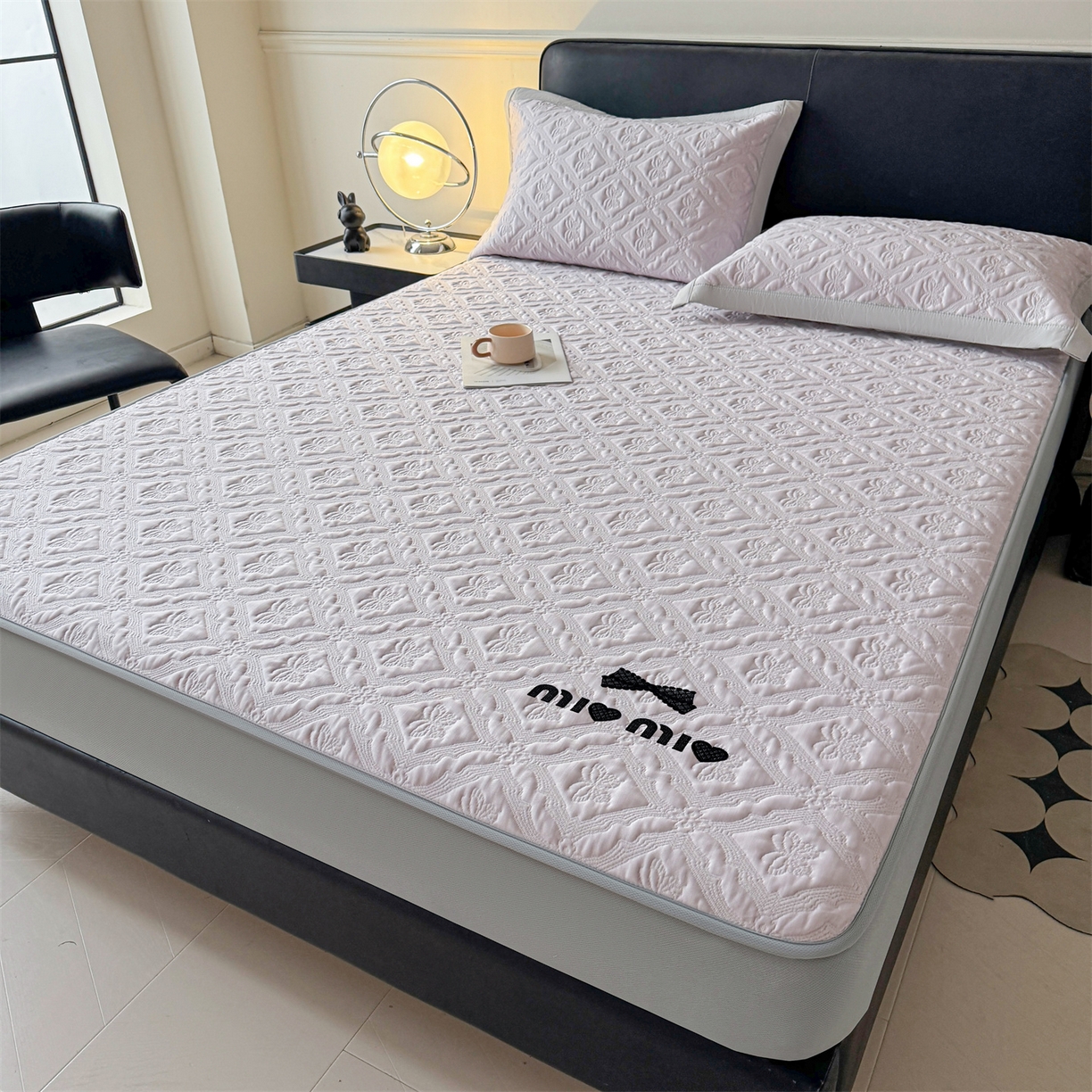 91家纺网 家纺一手货源 找家纺 玉相逢 2026新款刺绣实拍爆款凉豆豆凉席100%PE乙伦绣花可水洗床席席子-床笠款 蝶韵 冰雾紫-床笠款