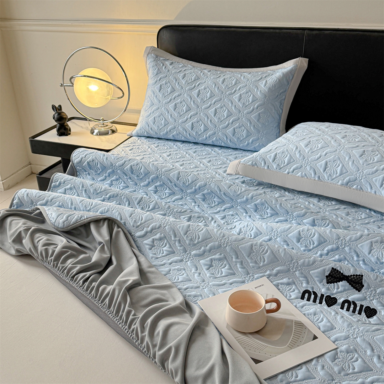 91家纺网 家纺一手货源 找家纺 玉相逢 2026新款刺绣实拍爆款凉豆豆凉席100%PE乙伦绣花可水洗床席席子-床笠款 蝶韵 冰雾蓝-床笠款