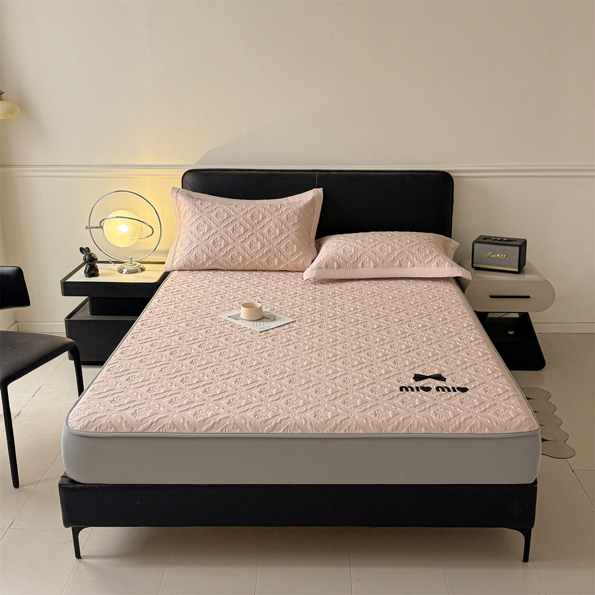 91家纺网 家纺一手货源 找家纺 玉相逢 2026新款刺绣实拍爆款凉豆豆凉席100%PE乙伦绣花可水洗床席席子-床笠款 蝶韵 冰云粉-床笠款