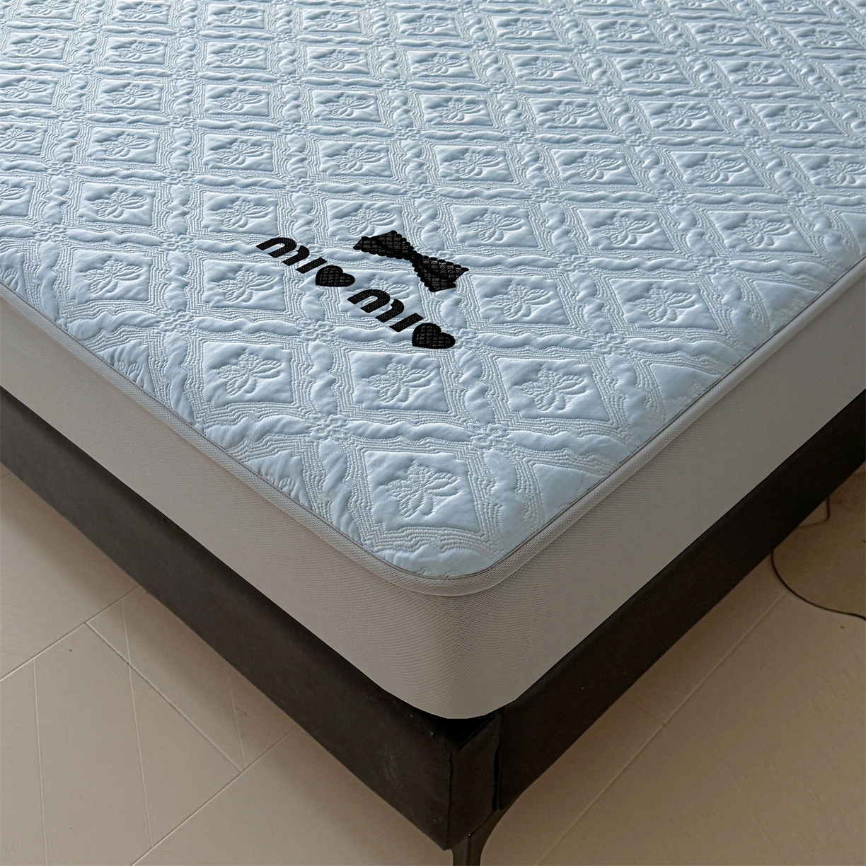 91家纺网 家纺一手货源 找家纺 玉相逢 2026新款刺绣实拍爆款凉豆豆凉席100%PE乙伦绣花可水洗床席席子-床笠款 蝶韵 冰雾蓝-床笠款