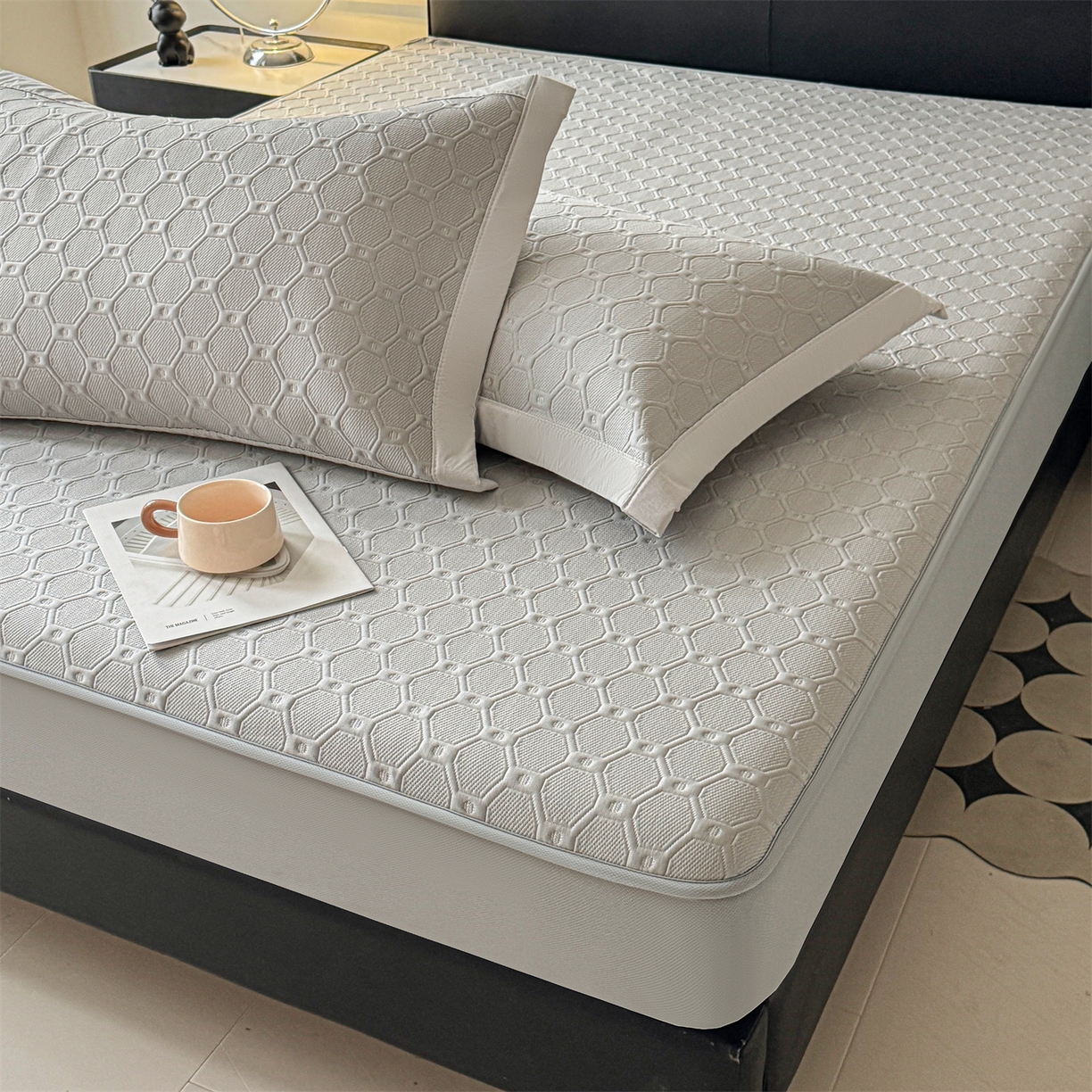 91家纺网 家纺一手货源 找家纺 玉相逢 2026新款刺绣实拍爆款凉豆豆凉席100%PE乙伦绣花可水洗床席席子-床笠款 菱格  冰浅灰-床笠款