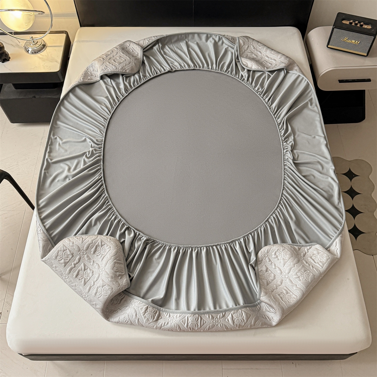 91家纺网 家纺一手货源 找家纺 玉相逢 2026新款刺绣实拍爆款凉豆豆凉席100%PE乙伦绣花可水洗床席席子-床笠款 蝶韵 冰浅灰-床笠款