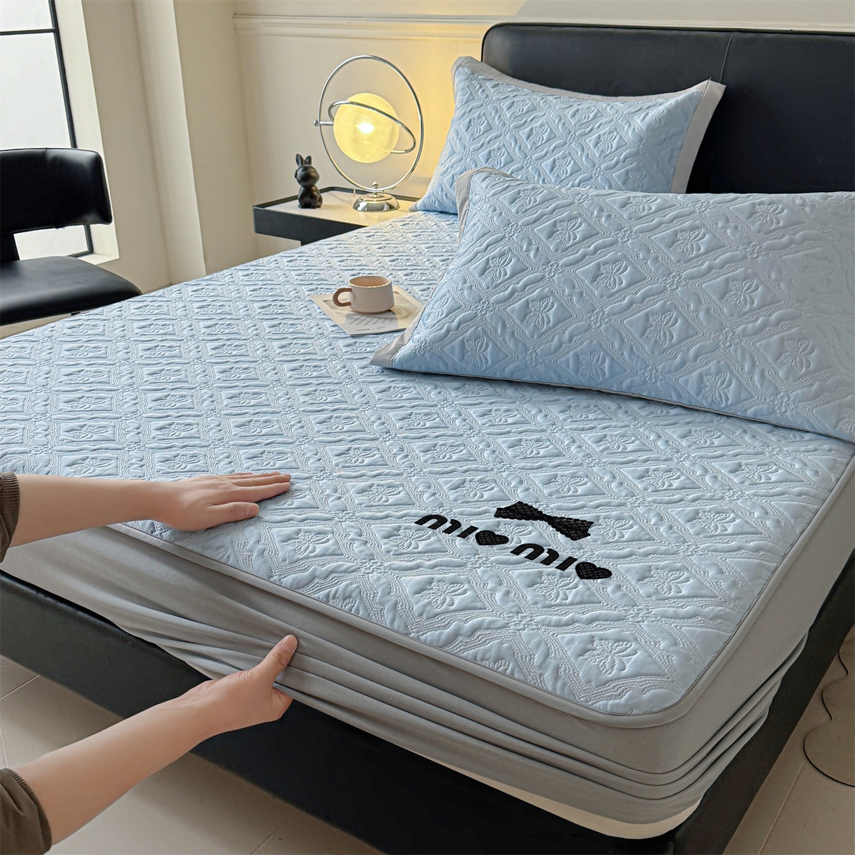 91家纺网 家纺一手货源 找家纺 玉相逢 2026新款刺绣实拍爆款凉豆豆凉席100%PE乙伦绣花可水洗床席席子-床笠款 蝶韵 冰雾蓝-床笠款