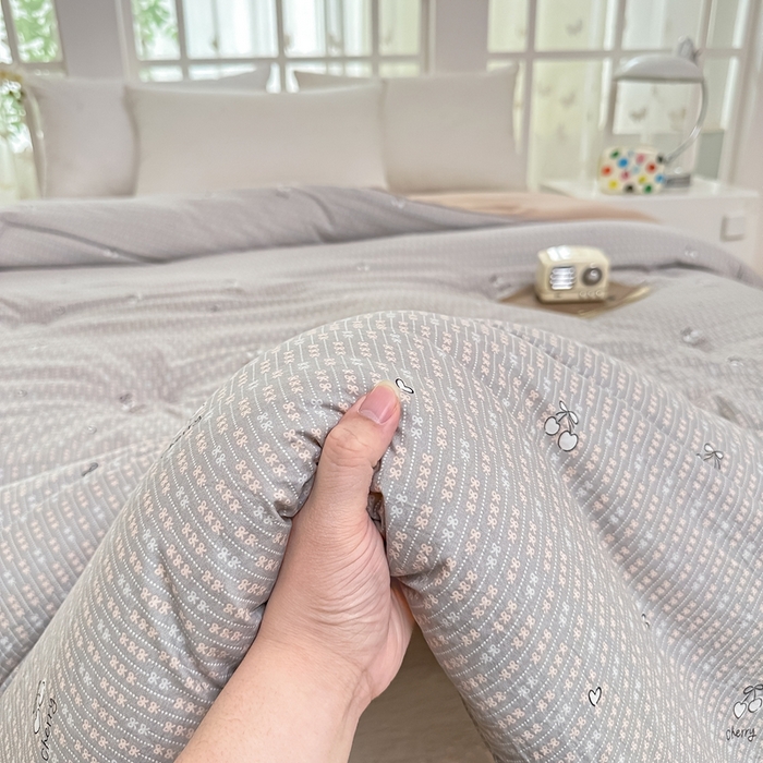 91家纺网 家纺一手货源 找家纺 好欣怡家纺 2026新款110克云柔棉被子50%新疆棉花夏被冬被被芯直播首选（含检测报告） 樱桃蝴蝶结-冬被