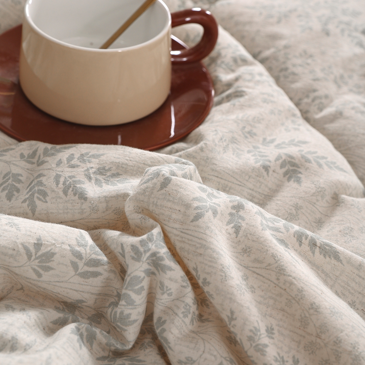 91家纺网 家纺一手货源 找家纺 尊妙被业 2026新款全棉亚麻夏被100%新疆棉夏被四件套印花款 叶枫-绿