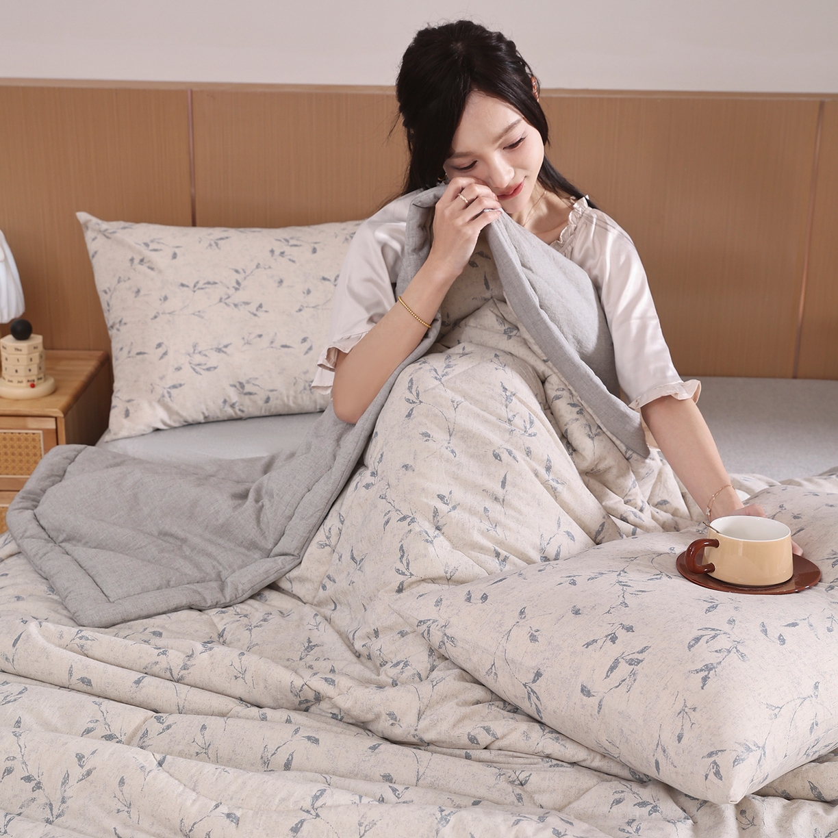 91家纺网 家纺一手货源 找家纺 尊妙被业 2026新款全棉亚麻夏被100%新疆棉夏被四件套印花款 晚枝-灰