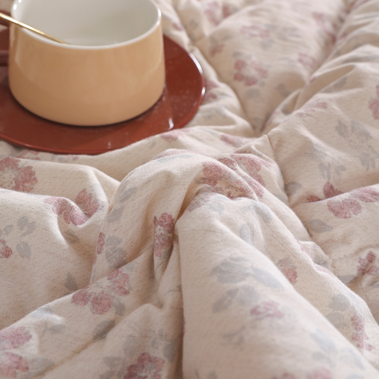 91家纺网 家纺一手货源 找家纺 尊妙被业 2026新款全棉亚麻夏被100%新疆棉夏被四件套印花款 花香满园-红