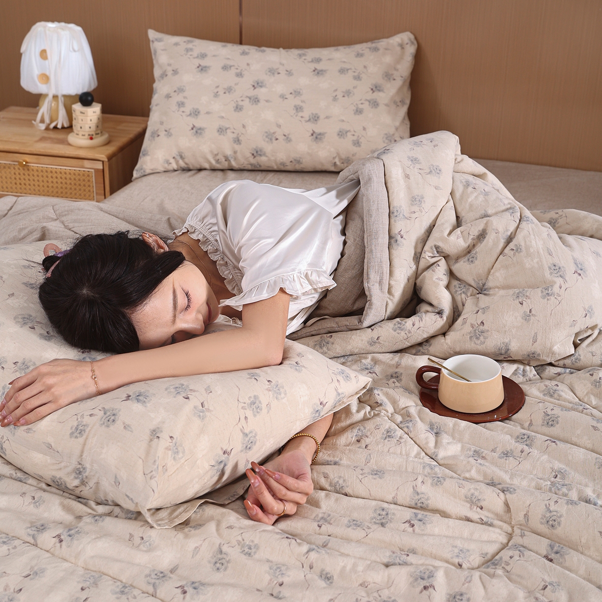 91家纺网 家纺一手货源 找家纺 尊妙被业 2026新款全棉亚麻夏被100%新疆棉夏被四件套印花款 半岛玫瑰-蓝