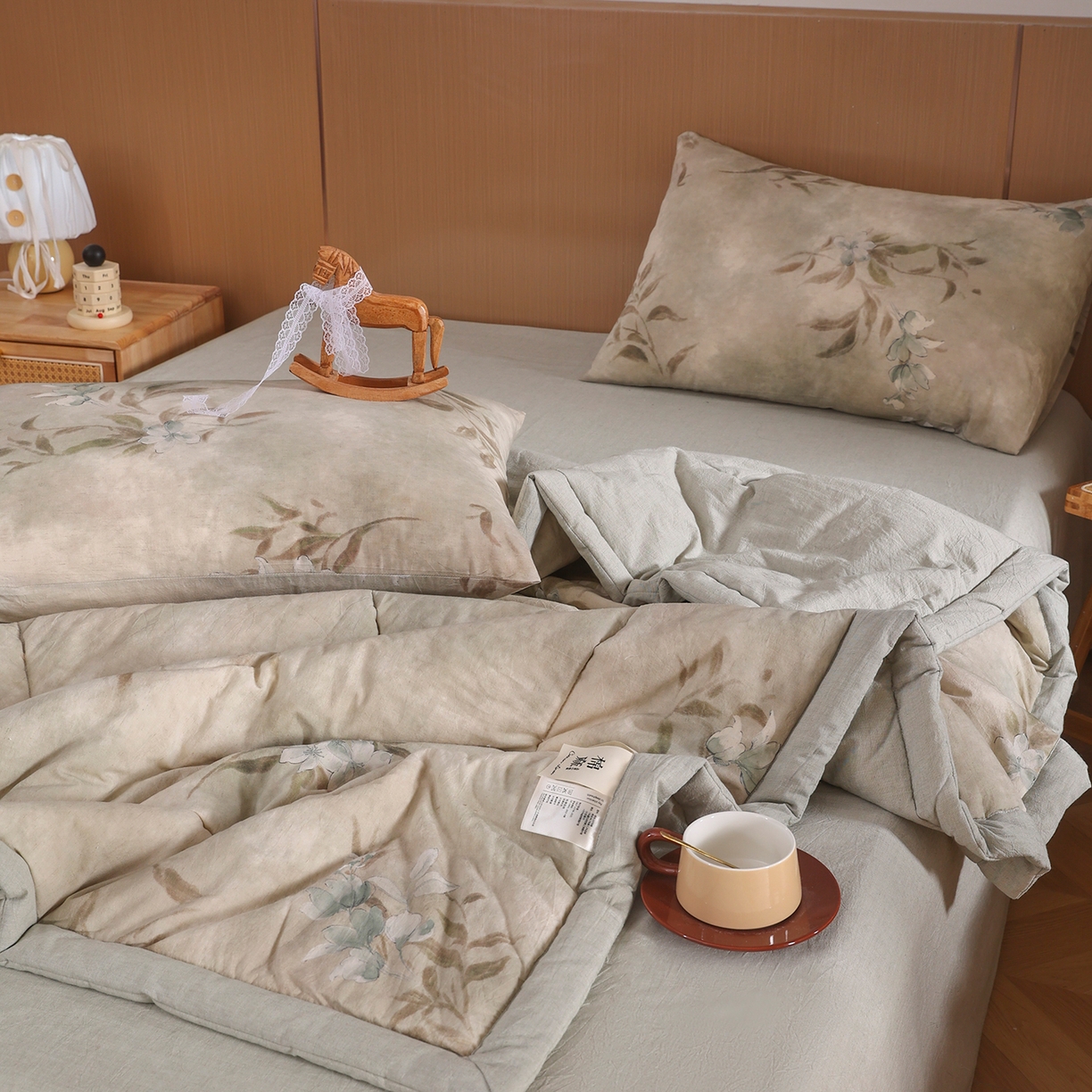 91家纺网 家纺一手货源 找家纺 尊妙被业 2026新款全棉亚麻夏被100%新疆棉夏被四件套印花款 青花记-绿