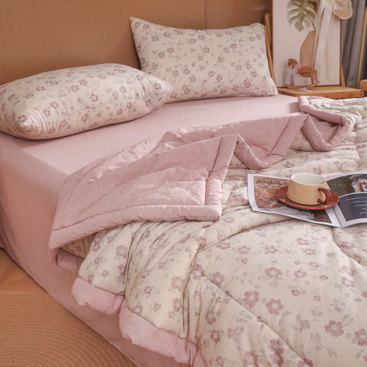 91家纺网 家纺一手货源 找家纺 尊妙被业 2026新款全棉亚麻夏被100%新疆棉夏被四件套印花款 花香满园-红