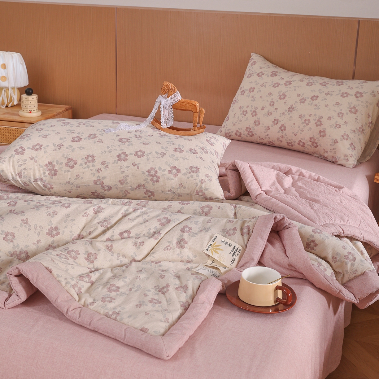 91家纺网 家纺一手货源 找家纺 尊妙被业 2026新款全棉亚麻夏被100%新疆棉夏被四件套印花款 花香满园-红