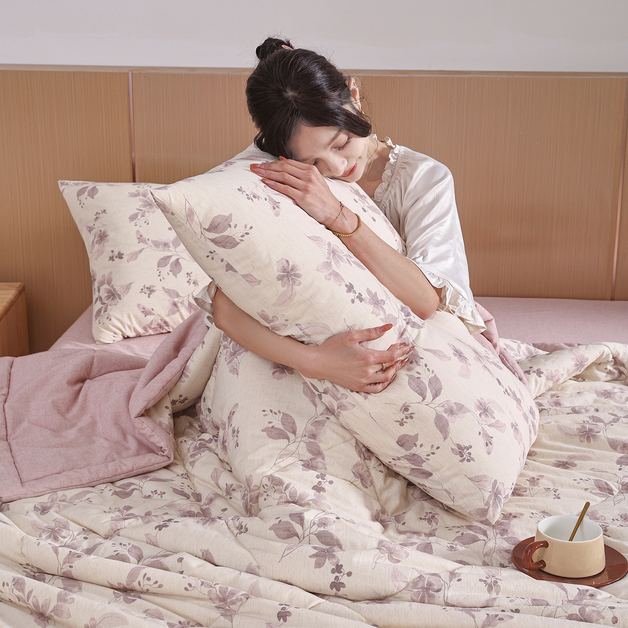 91家纺网 家纺一手货源 找家纺 尊妙被业 2026新款全棉亚麻夏被100%新疆棉夏被四件套印花款 花间意镜-红