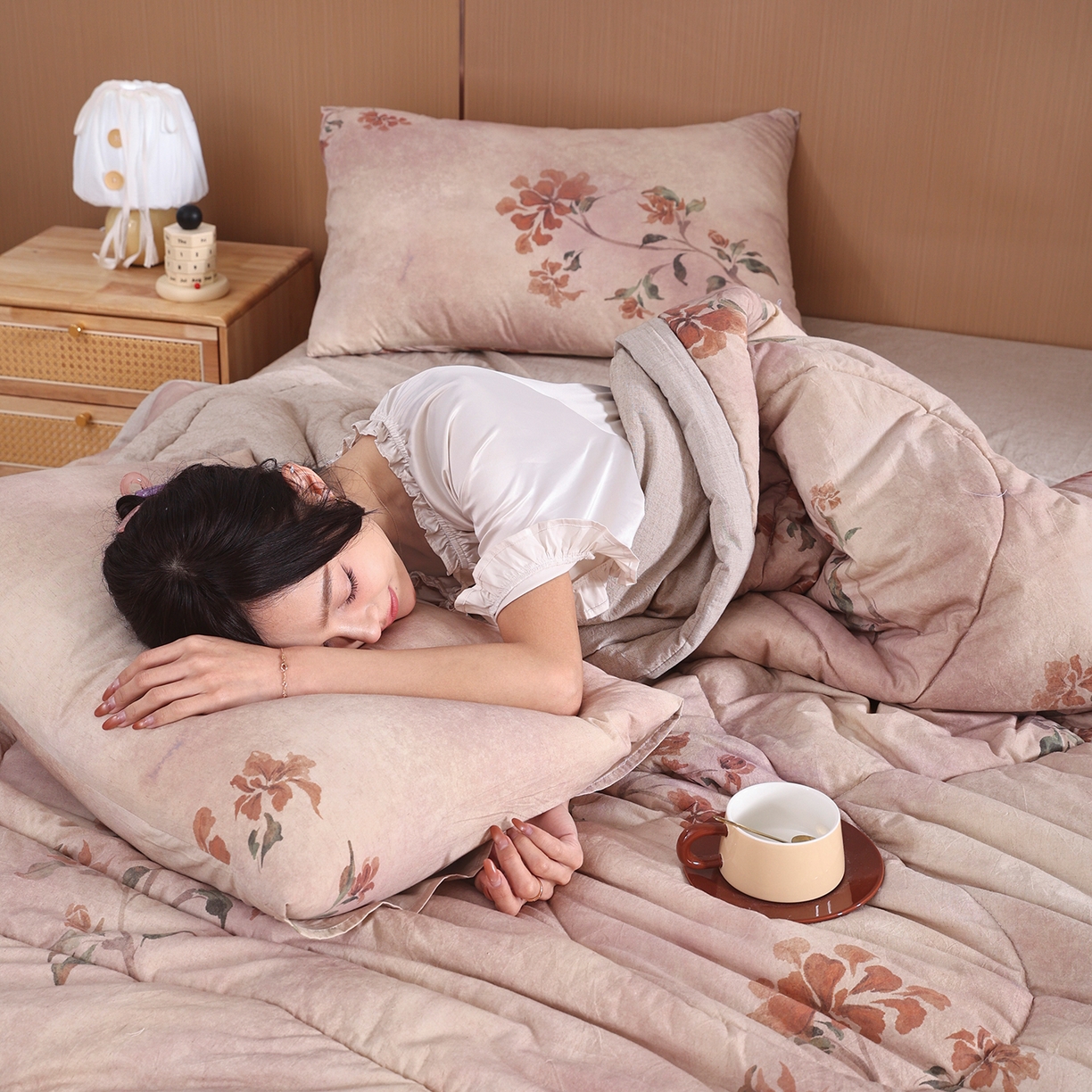 91家纺网 家纺一手货源 找家纺 尊妙被业 2026新款全棉亚麻夏被100%新疆棉夏被四件套印花款 芙香漫野-黄