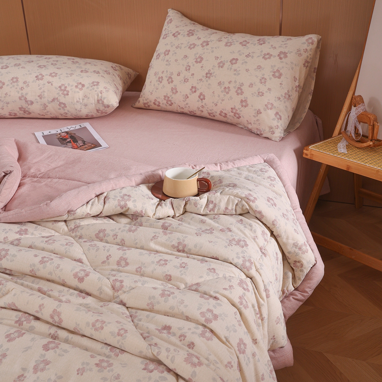 91家纺网 家纺一手货源 找家纺 尊妙被业 2026新款全棉亚麻夏被100%新疆棉夏被四件套印花款 花香满园-红