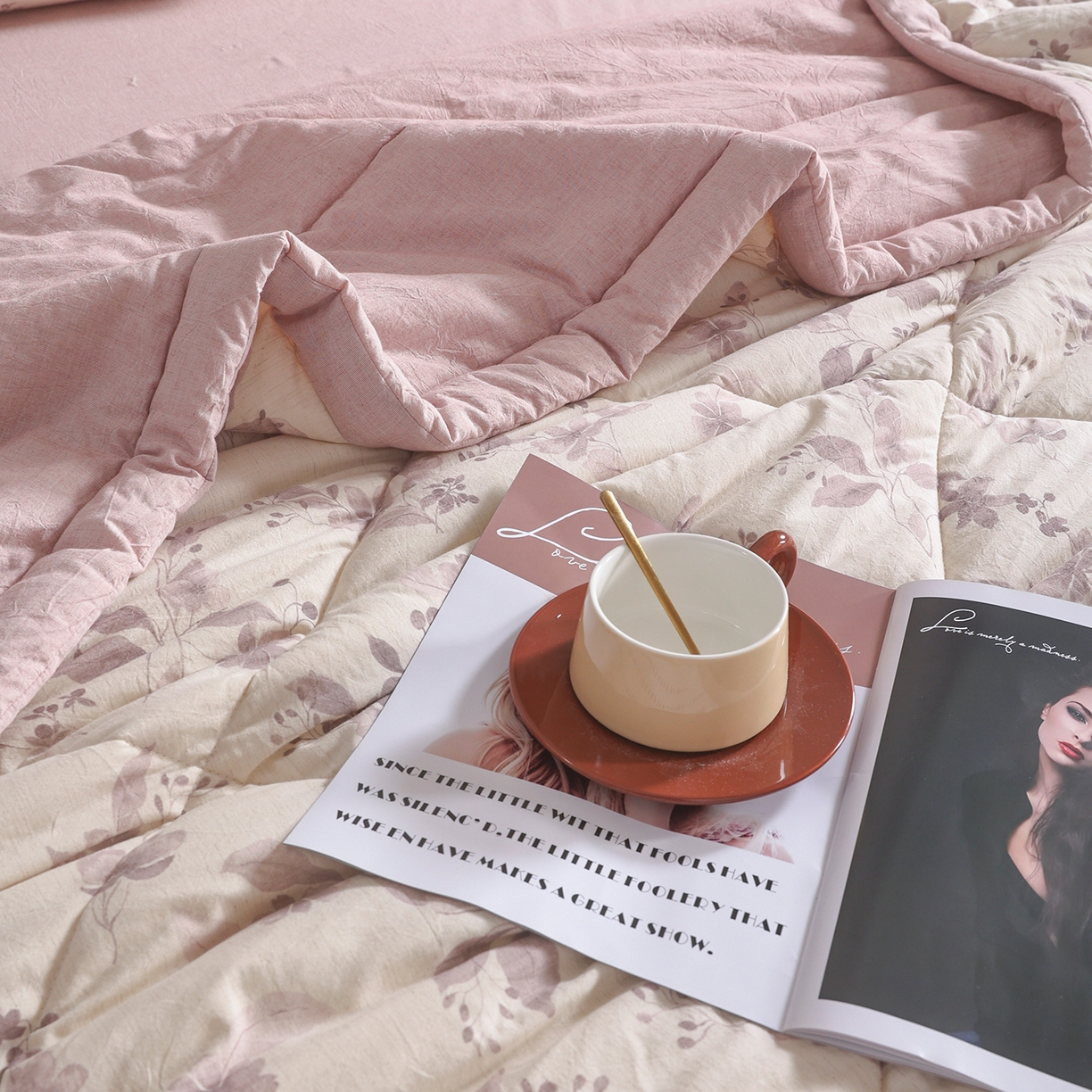 91家纺网 家纺一手货源 找家纺 尊妙被业 2026新款全棉亚麻夏被100%新疆棉夏被四件套印花款 花间意镜-红