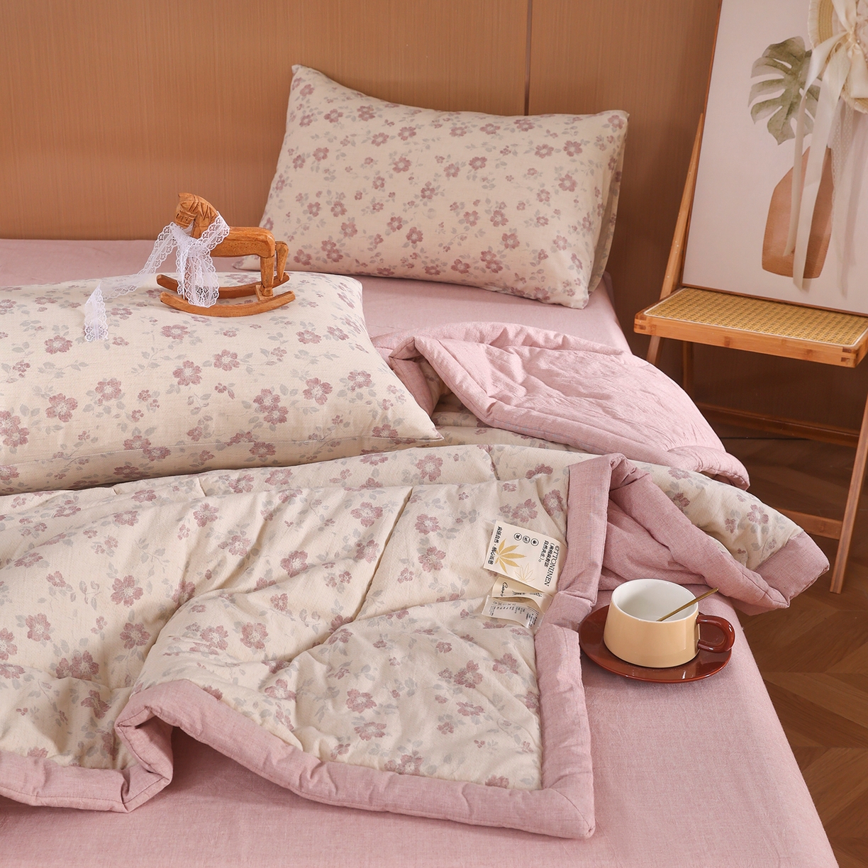 91家纺网 家纺一手货源 找家纺 尊妙被业 2026新款全棉亚麻夏被100%新疆棉夏被四件套印花款 花香满园-红