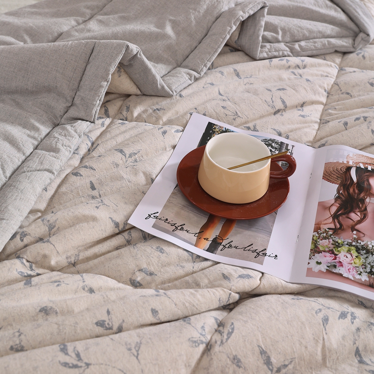 91家纺网 家纺一手货源 找家纺 尊妙被业 2026新款全棉亚麻夏被100%新疆棉夏被四件套印花款 晚枝-灰