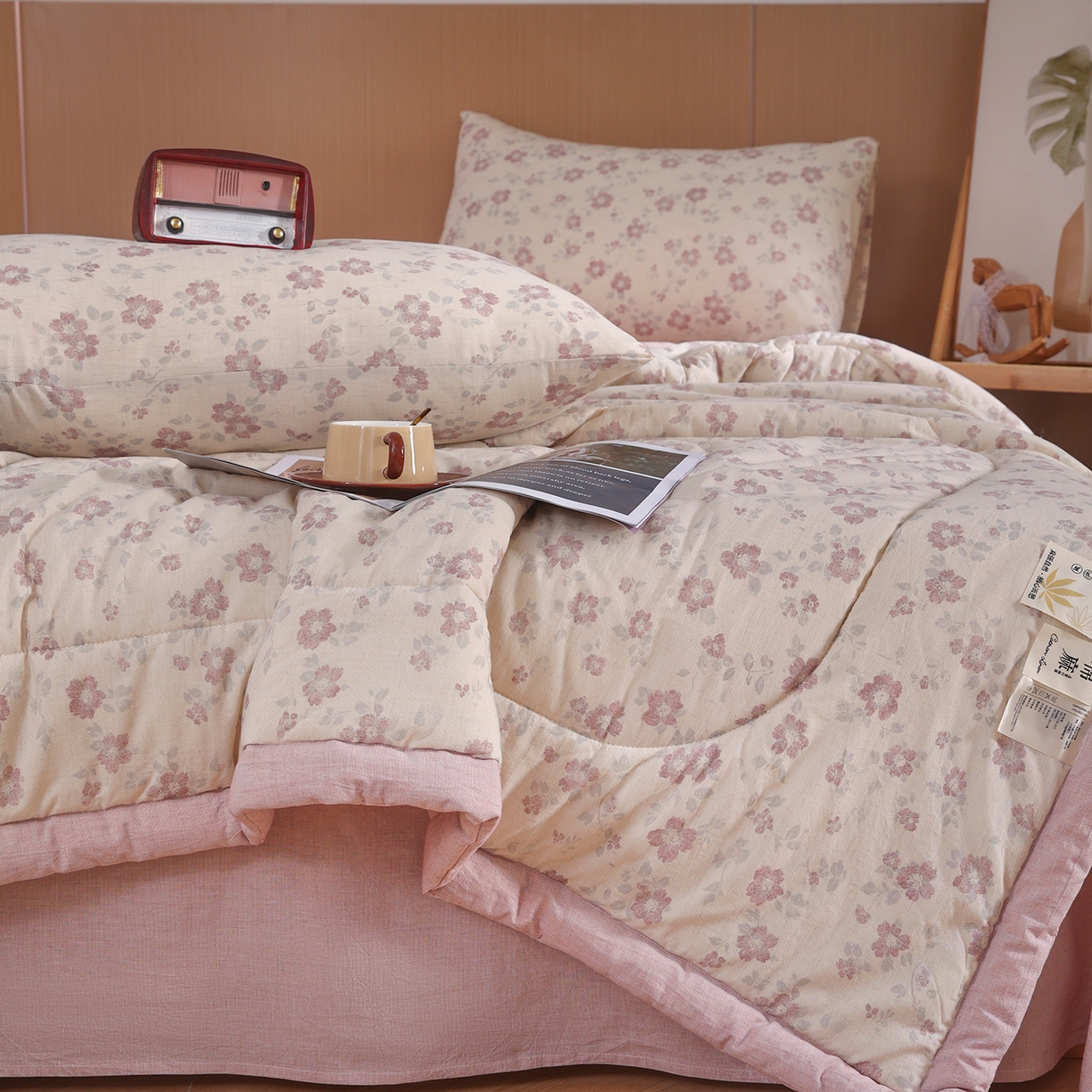 91家纺网 家纺一手货源 找家纺 尊妙被业 2026新款全棉亚麻夏被100%新疆棉夏被四件套印花款 花香满园-红
