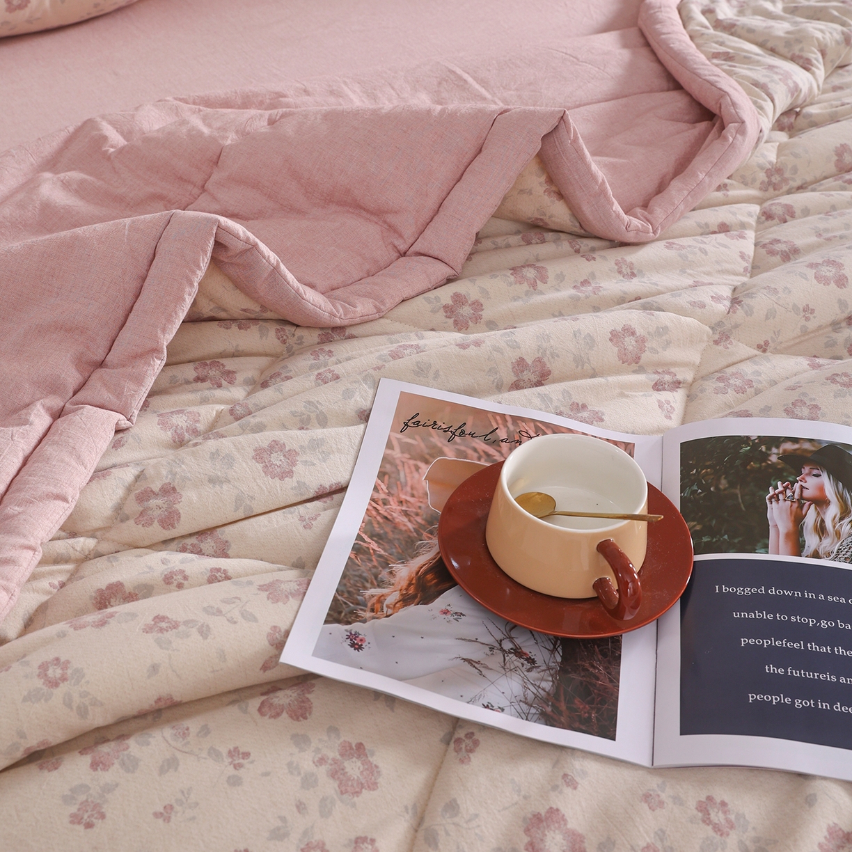 91家纺网 家纺一手货源 找家纺 尊妙被业 2026新款全棉亚麻夏被100%新疆棉夏被四件套印花款 花香满园-红