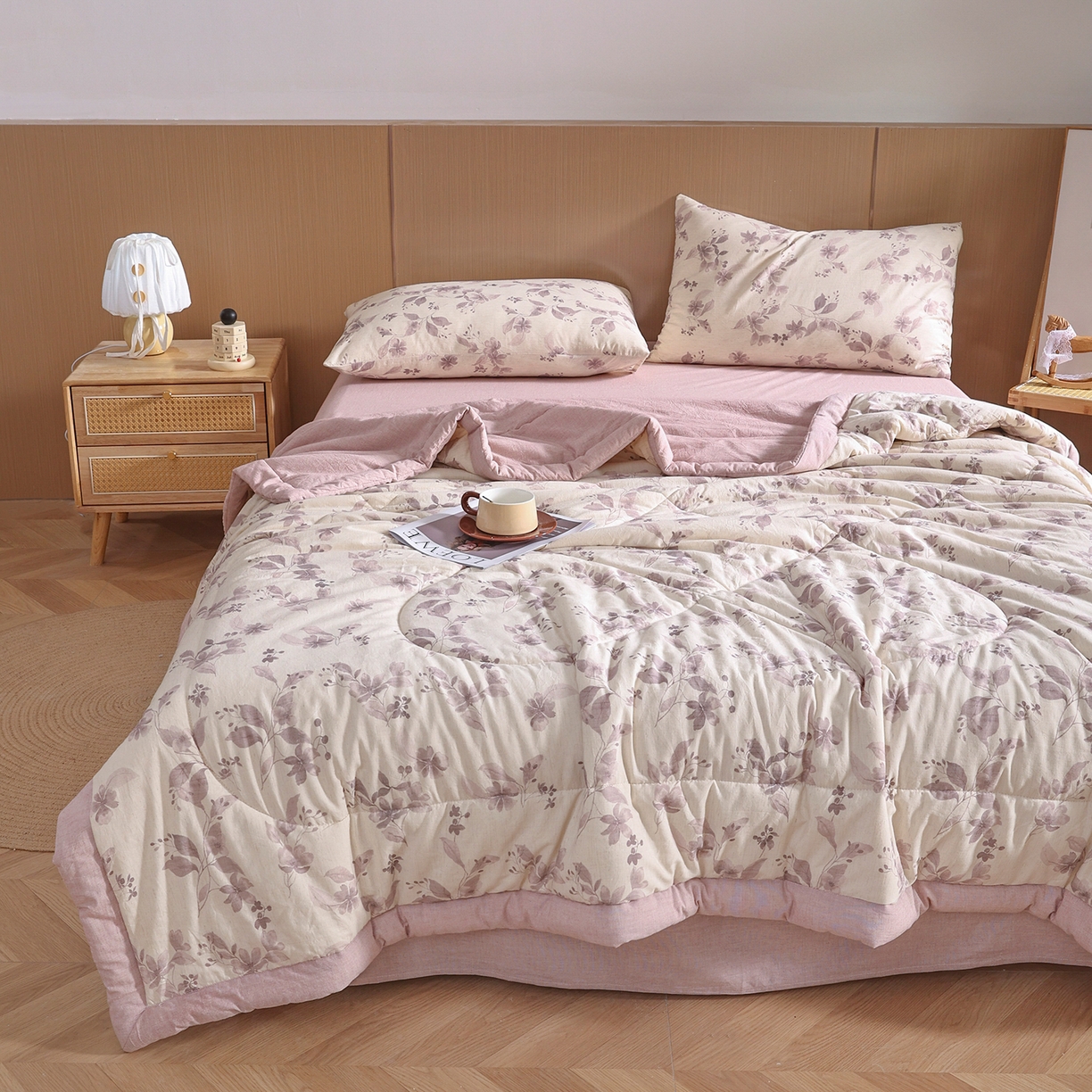 91家纺网 家纺一手货源 找家纺 尊妙被业 2026新款全棉亚麻夏被100%新疆棉夏被四件套印花款 花间意镜-红